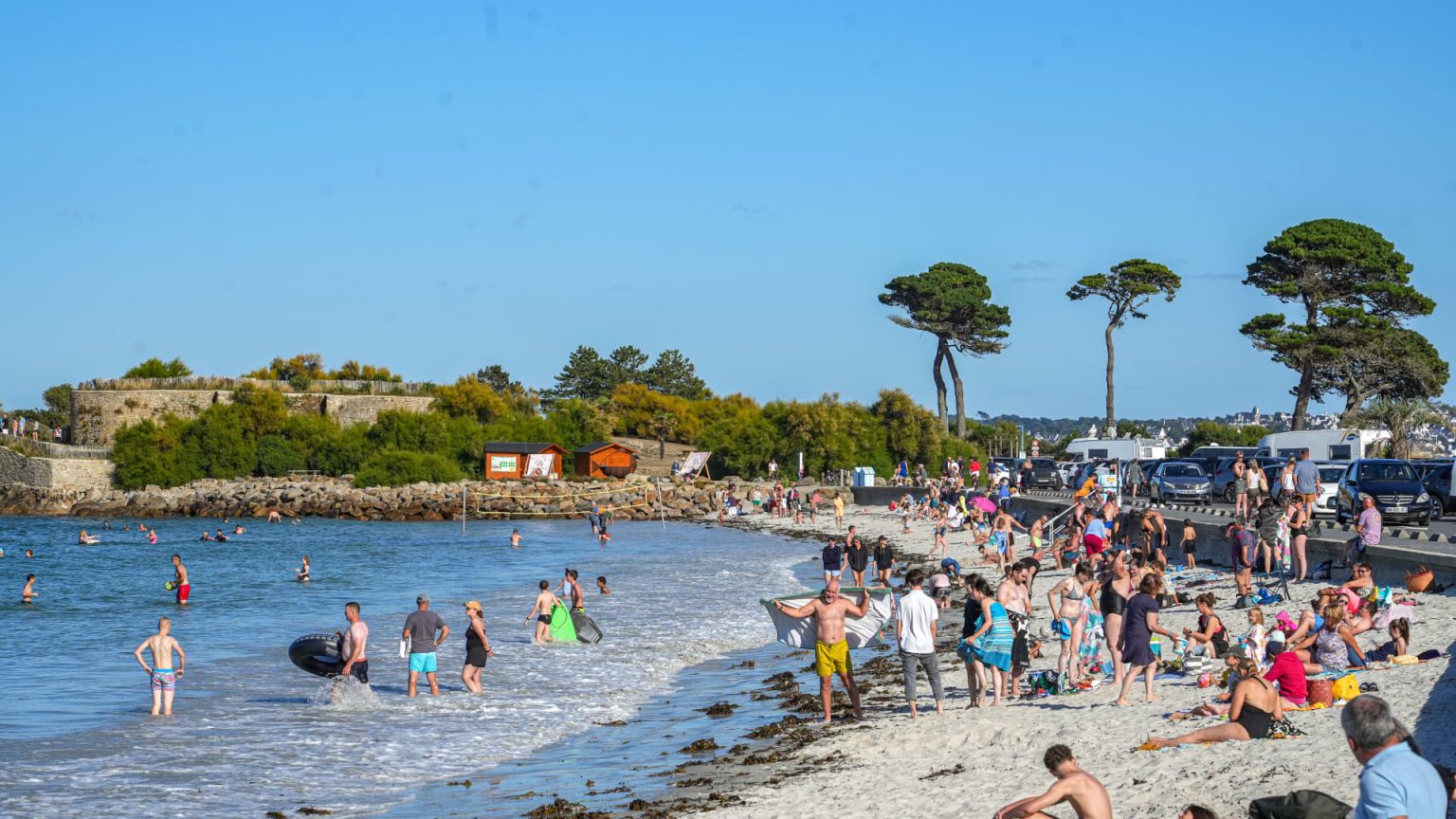 Holidaymakers choose train, staycations amid airlines' jet fuel crisis