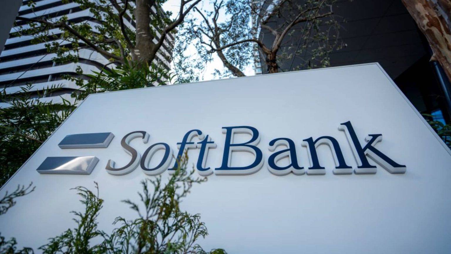 SoftBank invests $457M in Graphcore AI chips