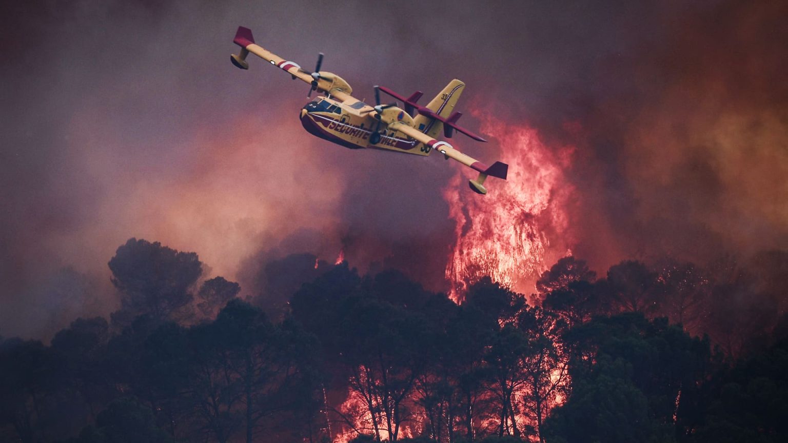 fire cloud ravaging France, Spain regions