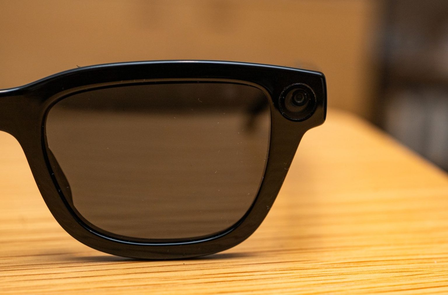 Detail of a portion of the smart glasses showing a lens in the eyeglass frame